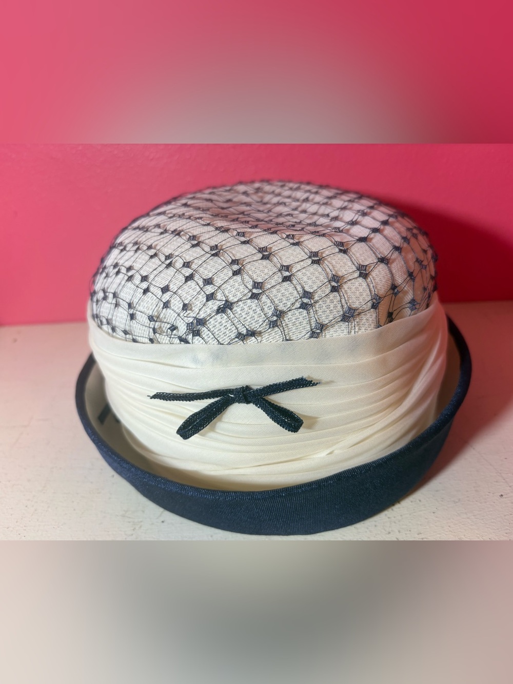 VINTAGE Woman's Ivory & Navy Veiled Hat with Bow Detailing RARE Retro 50s Classy - Picture 2 of 12